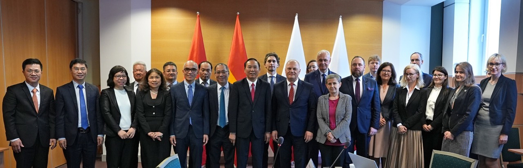 z4364311689714_e41a3e6f5dbf00383d948de293e1533a-195339_492.jpg Đoàn công tác Bộ NN-PTNT chụp ảnh kỷ niệm cùng đại diện Bộ NN- PTNT Ba Lan.